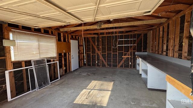 2500 Mandeline Avenue, Bakersfield, CA 93304