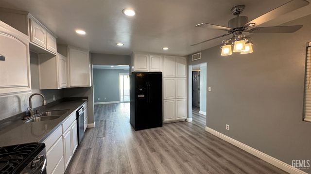 2500 Mandeline Avenue, Bakersfield, CA 93304