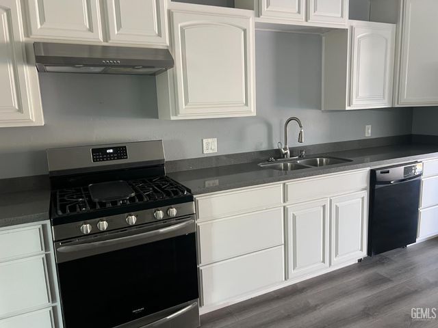 2500 Mandeline Avenue, Bakersfield, CA 93304