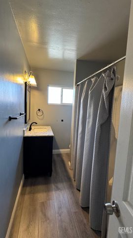 2500 Mandeline Avenue, Bakersfield, CA 93304