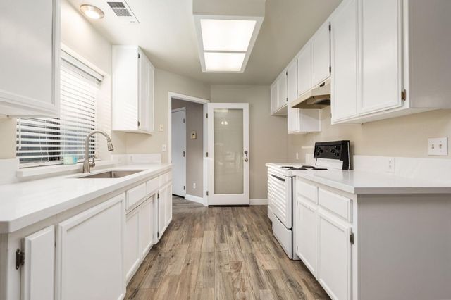 5837 W Stewart Avenue, Visalia, CA 93291