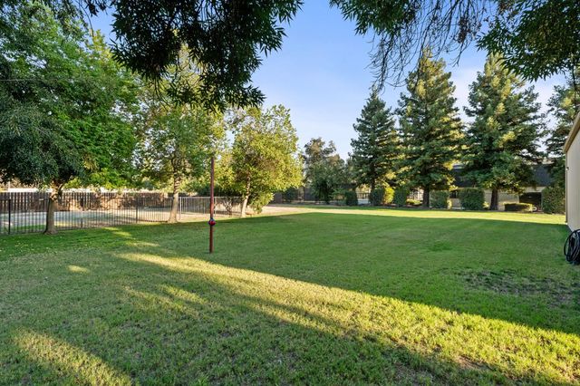 5837 W Stewart Avenue, Visalia, CA 93291