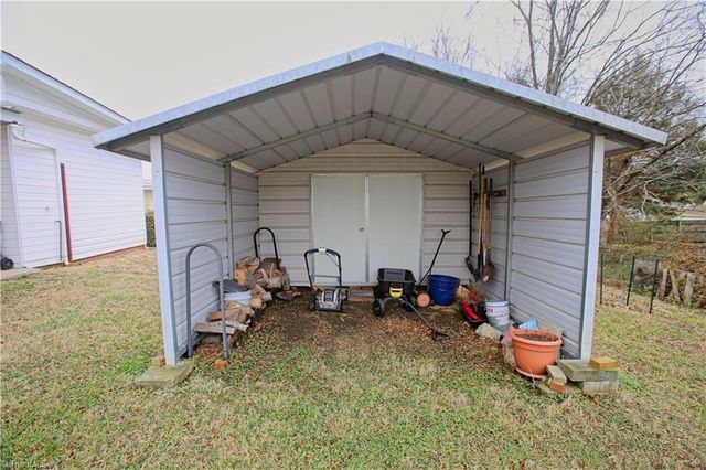 3205 London Road, Greensboro, NC 27405