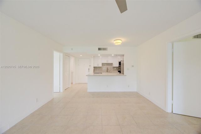 200 Lakeview Dr 211, Weston, FL 33326