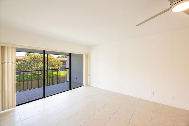200 Lakeview Dr 211, Weston, FL 33326