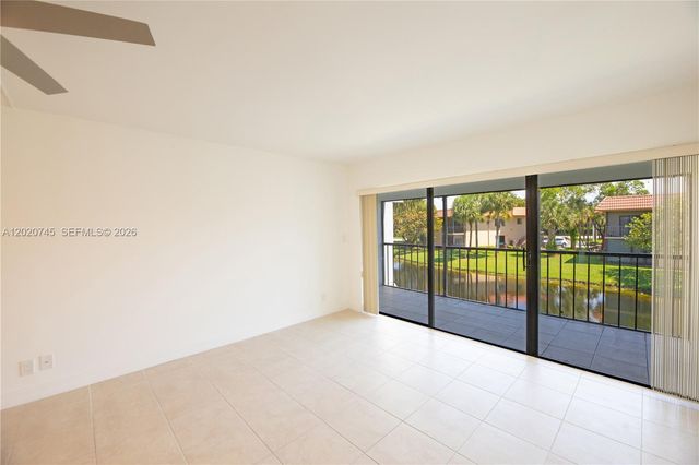 200 Lakeview Dr 211, Weston, FL 33326