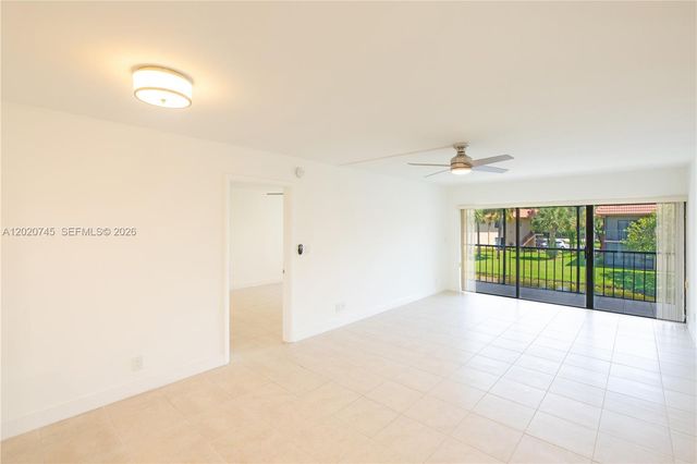 200 Lakeview Dr 211, Weston, FL 33326