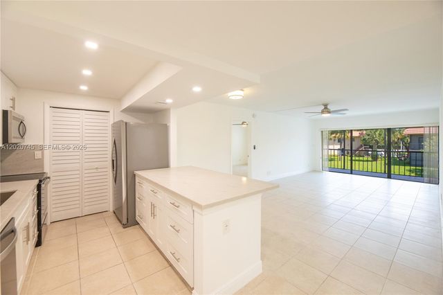 200 Lakeview Dr 211, Weston, FL 33326