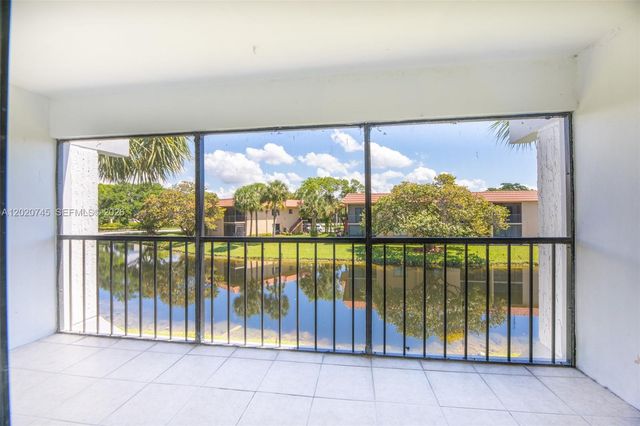 200 Lakeview Dr 211, Weston, FL 33326