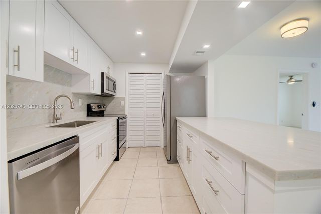 200 Lakeview Dr 211, Weston, FL 33326