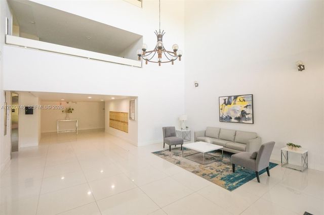 200 Lakeview Dr 211, Weston, FL 33326