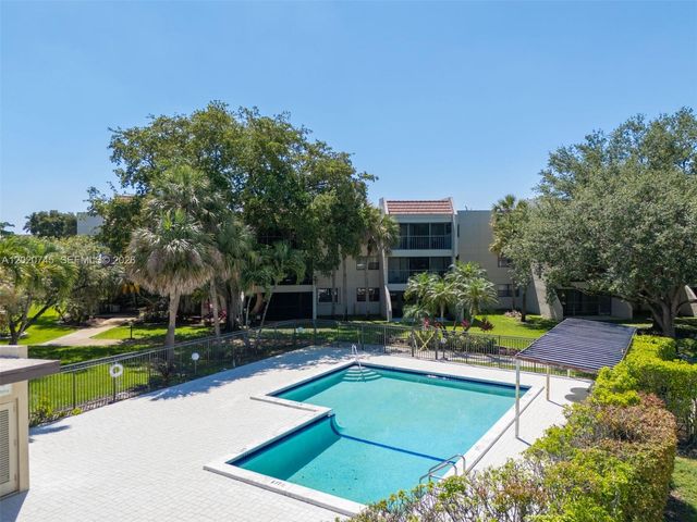 200 Lakeview Dr 211, Weston, FL 33326