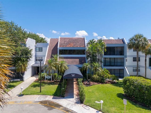 200 Lakeview Dr 211, Weston, FL 33326