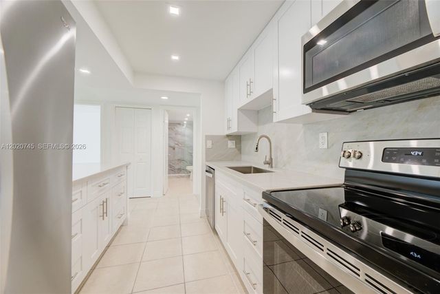 200 Lakeview Dr 211, Weston, FL 33326