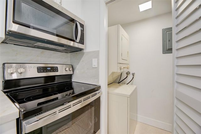 200 Lakeview Dr 211, Weston, FL 33326