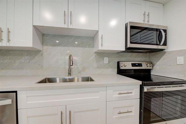 200 Lakeview Dr 211, Weston, FL 33326