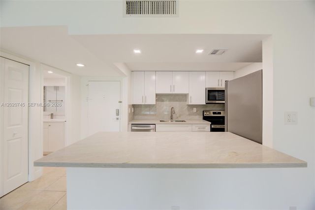 200 Lakeview Dr 211, Weston, FL 33326