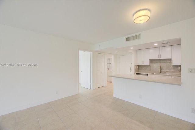 200 Lakeview Dr 211, Weston, FL 33326