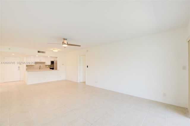 200 Lakeview Dr 211, Weston, FL 33326