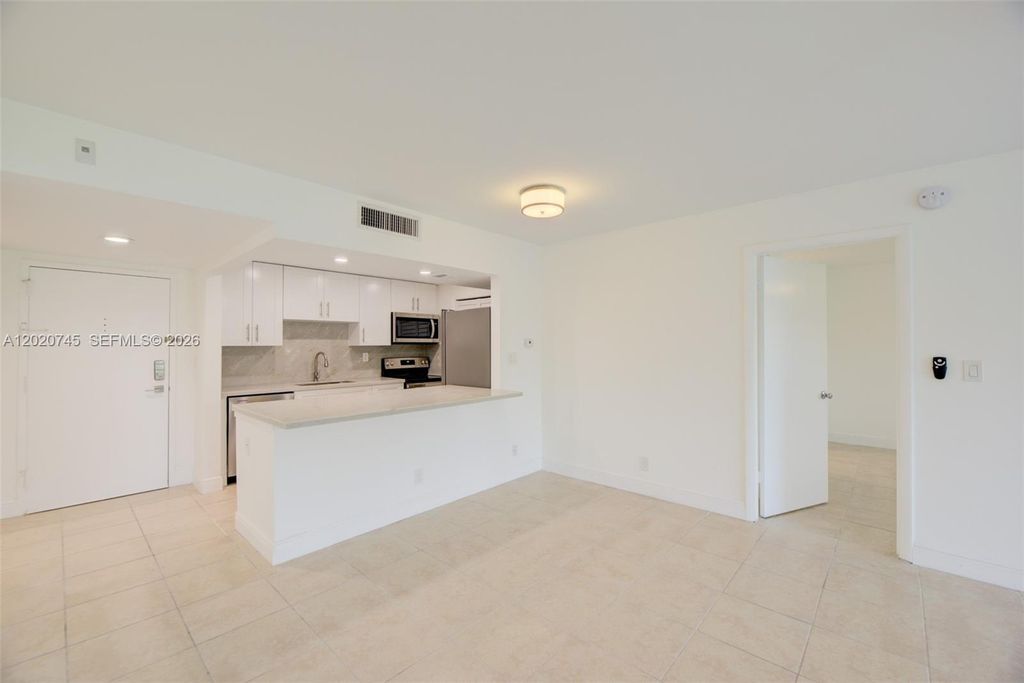 200 Lakeview Dr 211, Weston, FL 33326