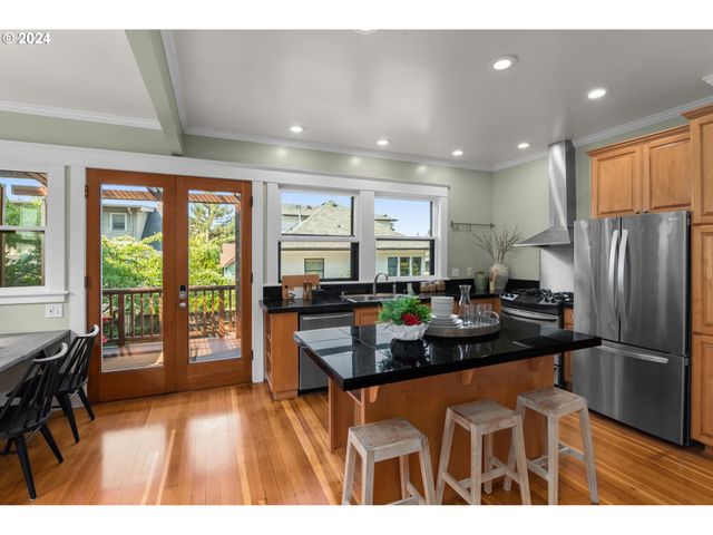 2559 Nw MARSHALL St, Portland, OR 97210