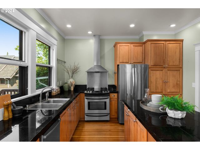 2559 Nw MARSHALL St, Portland, OR 97210