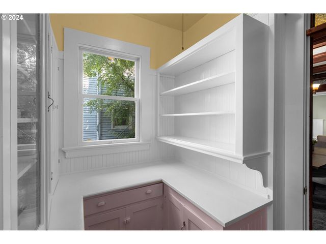 2559 Nw MARSHALL St, Portland, OR 97210