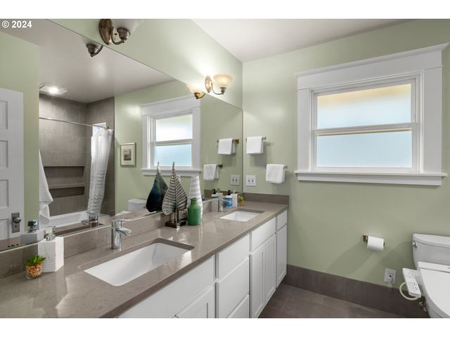 2559 Nw MARSHALL St, Portland, OR 97210