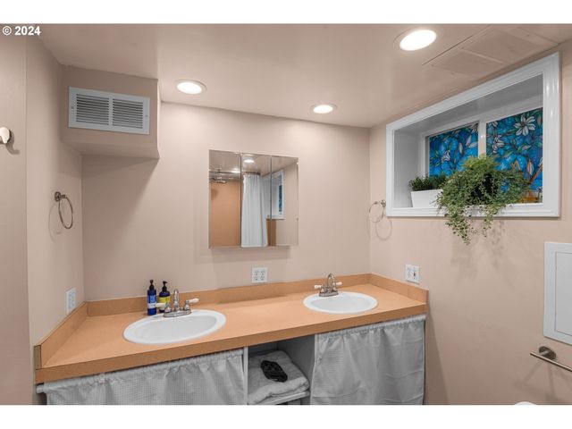 2559 Nw MARSHALL St, Portland, OR 97210