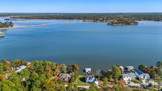 592 Lakefront Drive, Onalaska, TX 77360