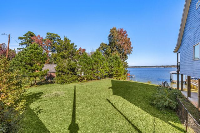 592 Lakefront Drive, Onalaska, TX 77360
