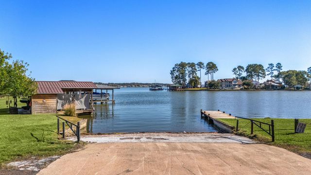 592 Lakefront Drive, Onalaska, TX 77360