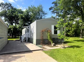 211 Avenue C, Highlands, TX 77562