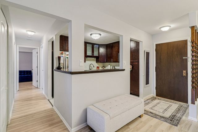 3300 N Carriageway Drive 309, Arlington Heights, IL 60004