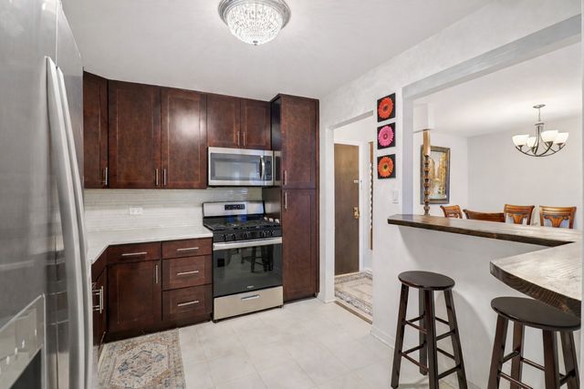 3300 N Carriageway Drive 309, Arlington Heights, IL 60004