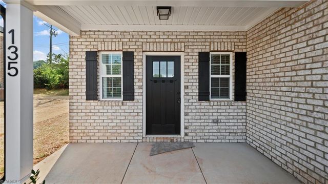135 Glasmere Court, Winston-salem, NC 27101