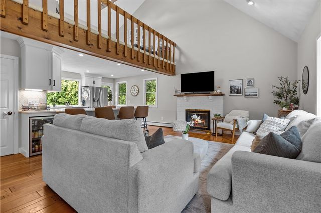 20 Oakridge Drive, Cranston, RI 02921