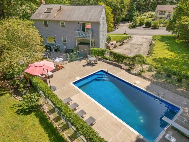 20 Oakridge Drive, Cranston, RI 02921