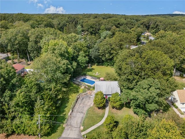 20 Oakridge Drive, Cranston, RI 02921