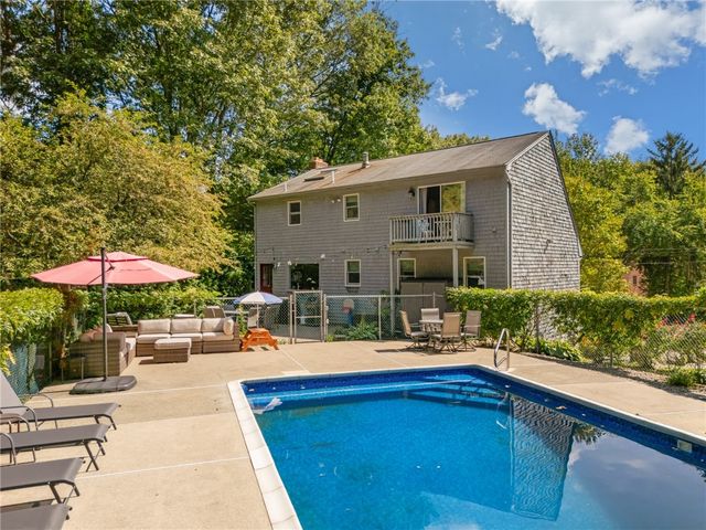 20 Oakridge Drive, Cranston, RI 02921