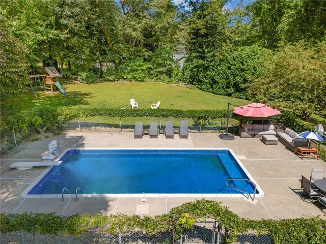 20 Oakridge Drive, Cranston, RI 02921