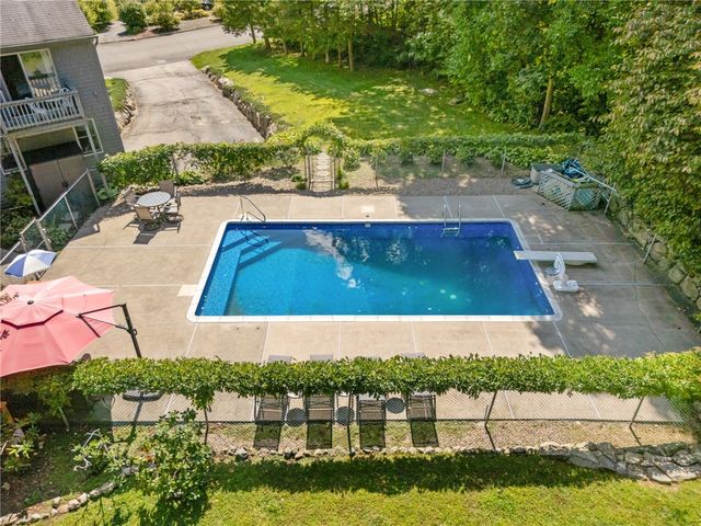 20 Oakridge Drive, Cranston, RI 02921