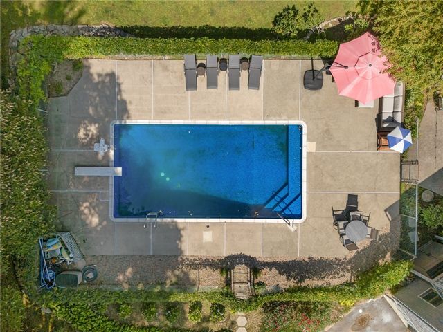 20 Oakridge Drive, Cranston, RI 02921