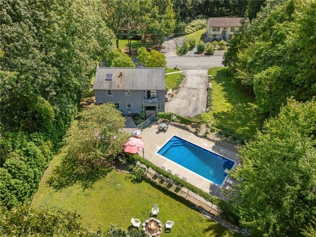 20 Oakridge Drive, Cranston, RI 02921