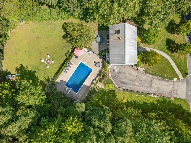 20 Oakridge Drive, Cranston, RI 02921