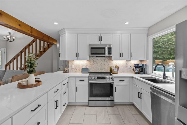 20 Oakridge Drive, Cranston, RI 02921
