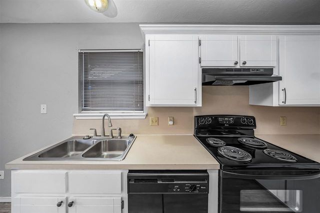 1622 SE Hillcrest Ave, Lawton, OK 73501