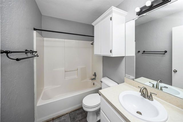 1622 SE Hillcrest Ave, Lawton, OK 73501