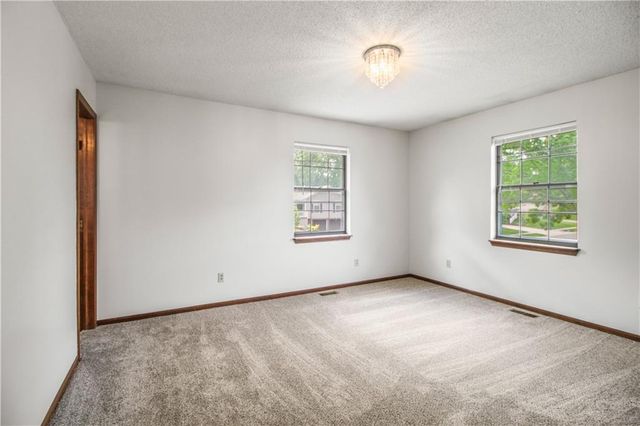 2134 NE Belvoir Street, Lee's Summit, MO 64086
