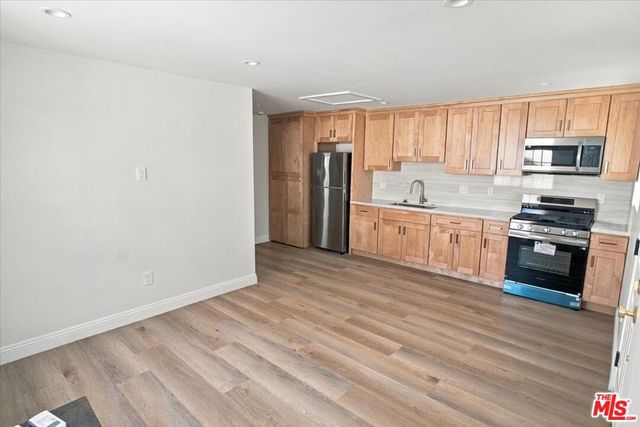 6520 Teesdale Avenue, North Hollywood, CA 91606